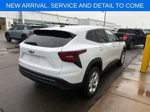 Used 2024 Chevrolet Trax LS w/ LS Convenience Package FWD image 10