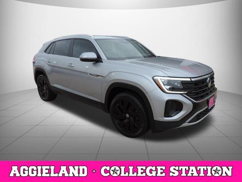 Used 2024 Volkswagen Atlas Cross Sport SE FWD image 3