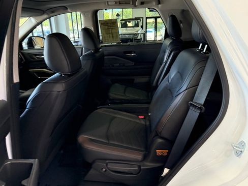 Used 2025 Nissan Pathfinder Platinum image 45