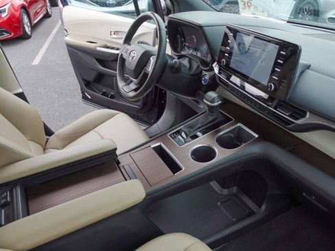 Certified 2024 Toyota Sienna XLE image 14