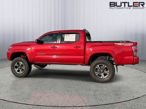 Used 2018 Toyota Tacoma TRD Sport AWD/4WD image 3