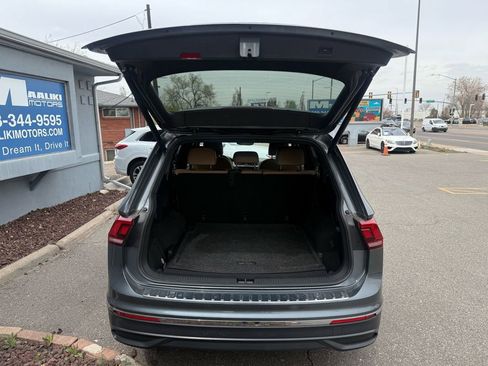 Used 2022 Volkswagen Tiguan SE w/ Panoramic Sunroof Package image 7