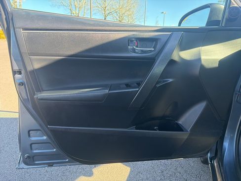 Used 2018 Toyota Corolla L image 11