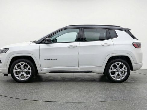 Used 2025 Jeep Compass Latitude AWD/4WD image 5