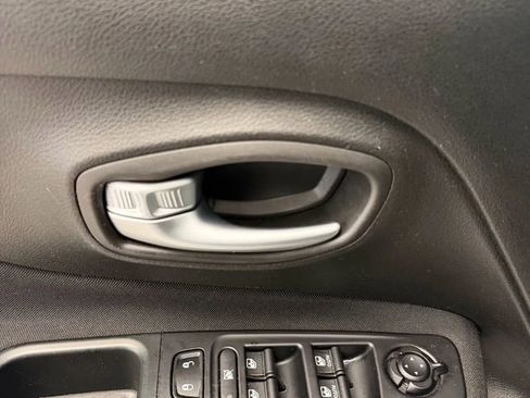 Used 2018 Jeep Renegade Latitude image 22