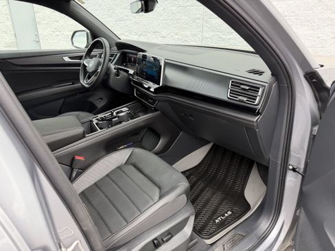 Used 2024 Volkswagen Atlas Cross Sport SEL R-Line AWD/4WD image 35