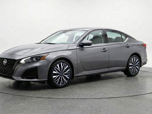 Used 2025 Nissan Altima 2.5 SV image 3