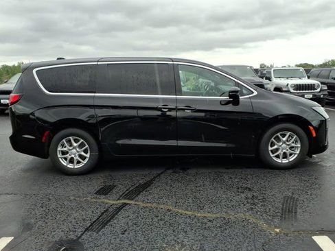 New 2027 Chrysler Pacifica Select FWD image 18