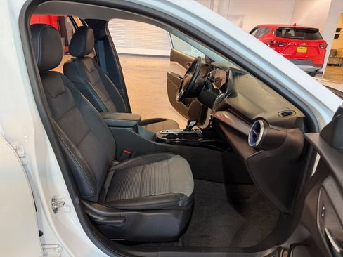Used 2025 Chevrolet Trax LT w/ LT Convenience Package FWD image 35