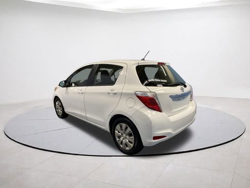 Used 2012 Toyota Yaris 4-Door Hatchback image 4