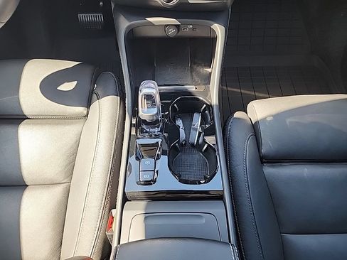 Certified 2024 Volvo XC40 B5 Ultimate w/ Protection Package Premier AWD/4WD image 23