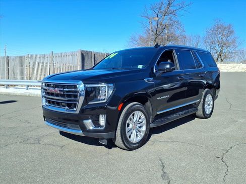 Used 2024 GMC Yukon SLT w/ SLT Luxury Package image 3
