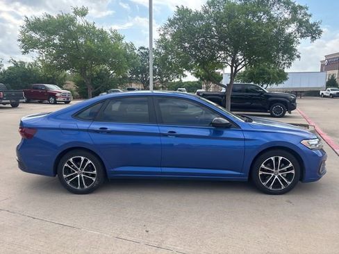 Used 2022 Volkswagen Jetta Sport image 4
