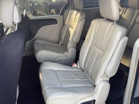 Used 2015 Chrysler Town & Country Touring FWD image 11