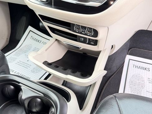 Used 2022 Chrysler Pacifica Touring-L FWD image 56