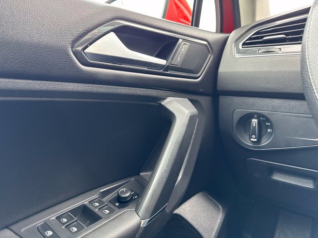 Used 2018 Volkswagen Tiguan SE AWD/4WD image 19