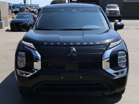 Used 2026 Mitsubishi Outlander LE FWD image 2