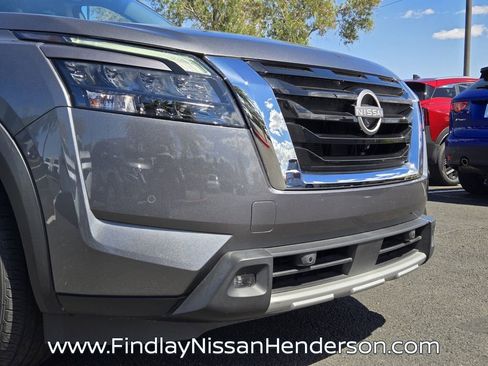 Used 2025 Nissan Pathfinder SL FWD image 8