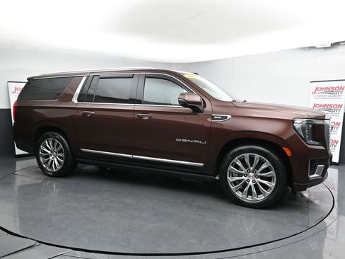Used 2022 GMC Yukon XL Denali w/ Denali Ultimate Package image 3