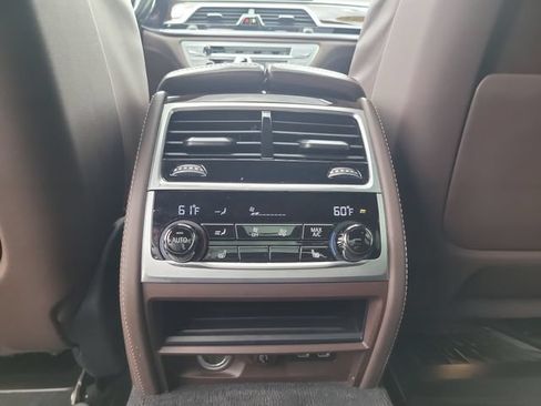 Used 2022 BMW 750i xDrive w/ Executive Package AWD/4WD image 17