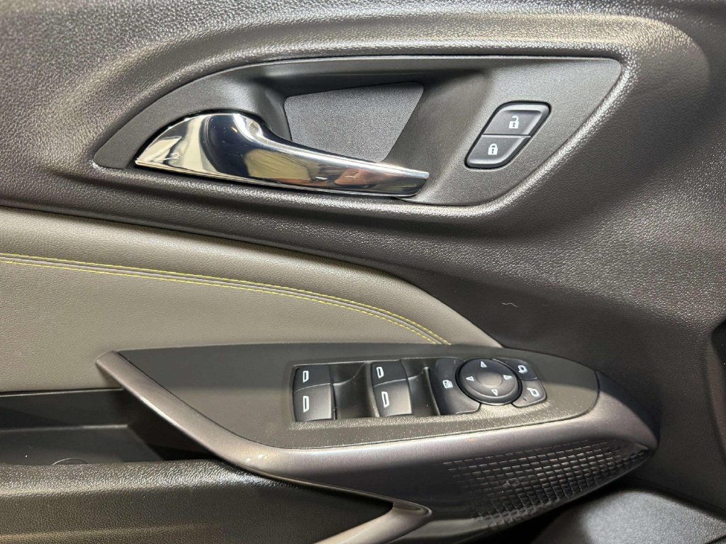 Used 2025 Chevrolet Trax ACTIV w/ Sunroof Package FWD image 8