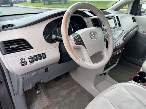 Used 2013 Toyota Sienna XLE w/ Entertainment Pkg FWD image 2