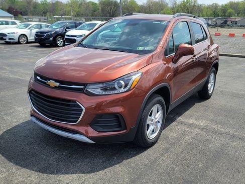 Used 2019 Chevrolet Trax LT w/ LT Convenience Package AWD/4WD image 2