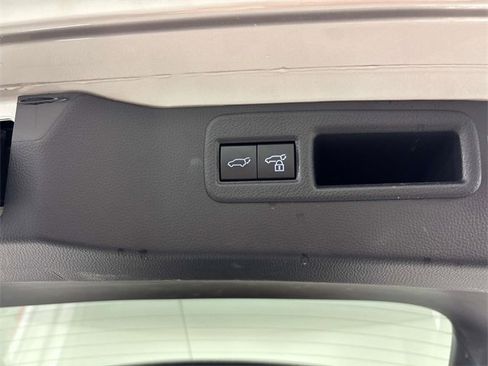 Used 2022 Toyota Venza XLE image 12