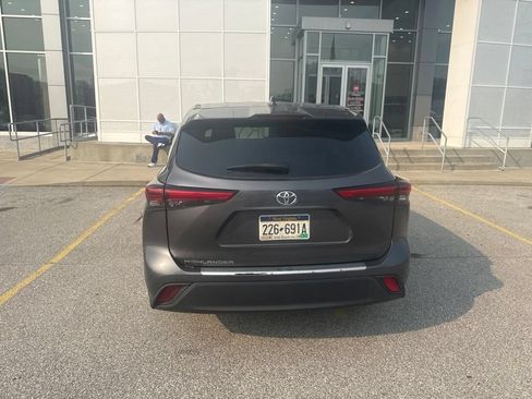 Used 2023 Toyota Highlander L FWD image 4