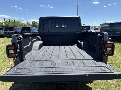 Used 2024 Jeep Gladiator Sport AWD/4WD image 17