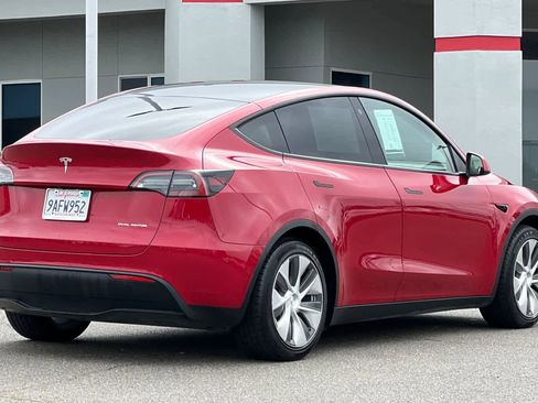Used 2022 Tesla Model Y Long Range AWD/4WD image 2