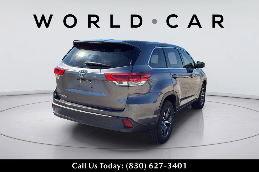 Used 2017 Toyota Highlander LE FWD image 3