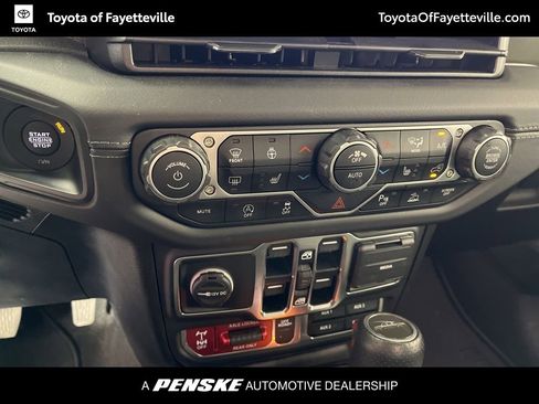 Used 2025 Jeep Gladiator Mojave image 32