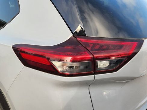 Used 2023 Nissan Rogue SL w/ SL Premium Package image 6