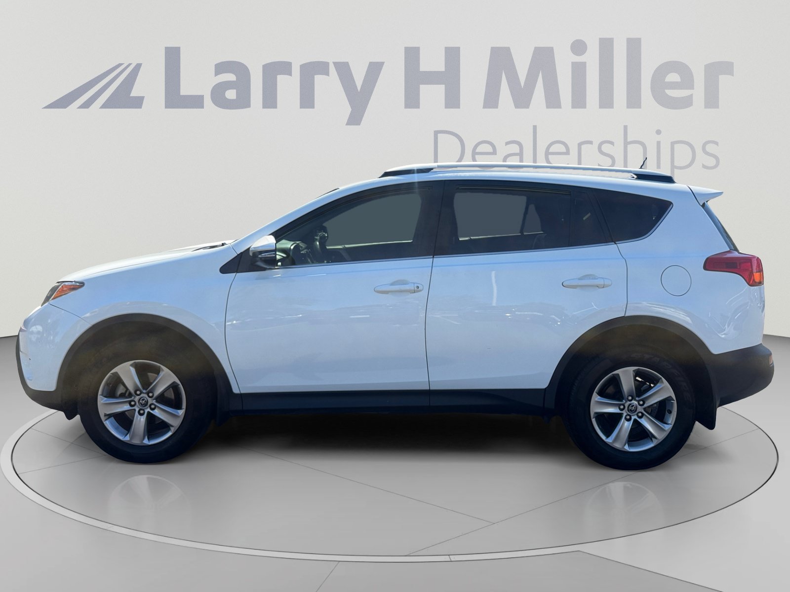 Used 2015 Toyota RAV4 XLE FWD image 2