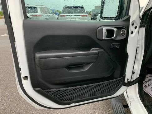 Used 2023 Jeep Gladiator Overland AWD/4WD image 5