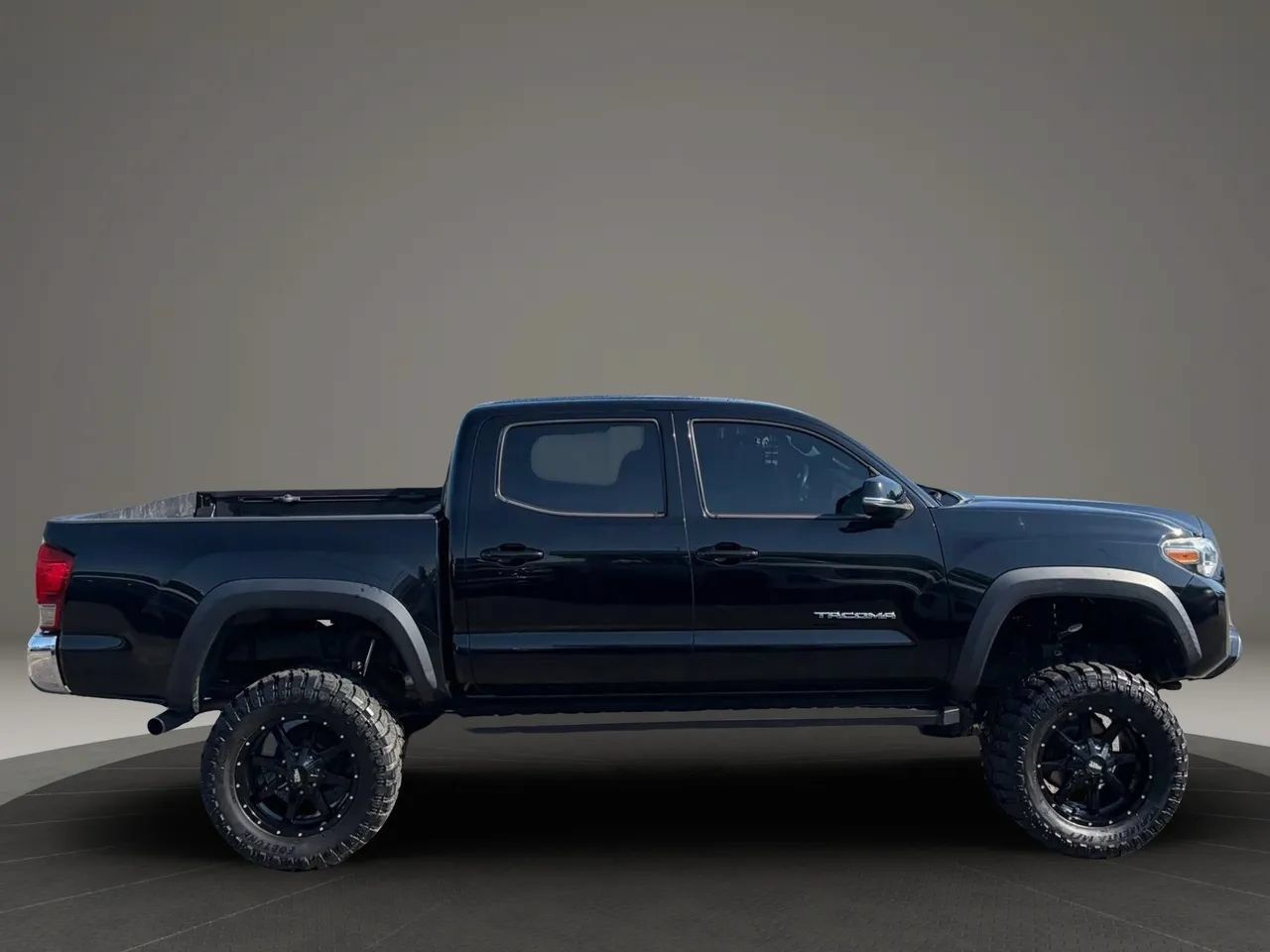 Used 2017 Toyota Tacoma TRD Off-Road w/ Tow Package (A/T) AWD/4WD image 6