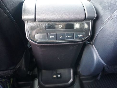 Used 2021 Toyota Highlander XLE FWD image 16