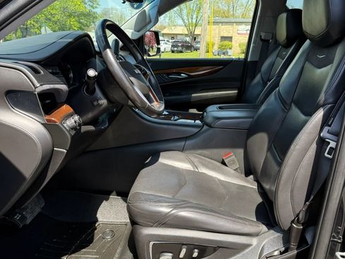 Used 2019 Cadillac Escalade Luxury AWD/4WD image 16