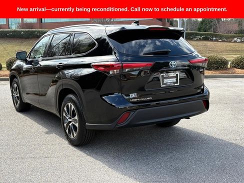Used 2021 Toyota Highlander XLE image 4