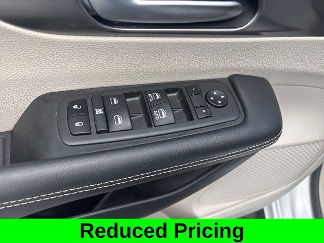 Used 2024 Chrysler Pacifica Touring-L FWD image 14