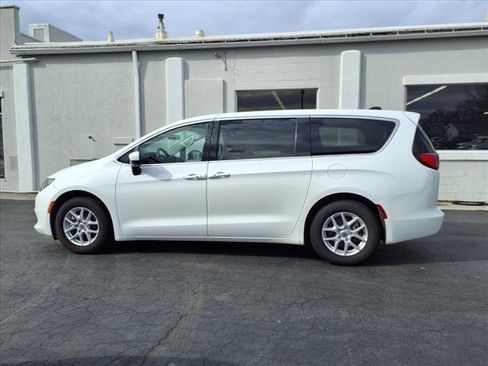 Used 2022 Chrysler Voyager LX FWD image 8