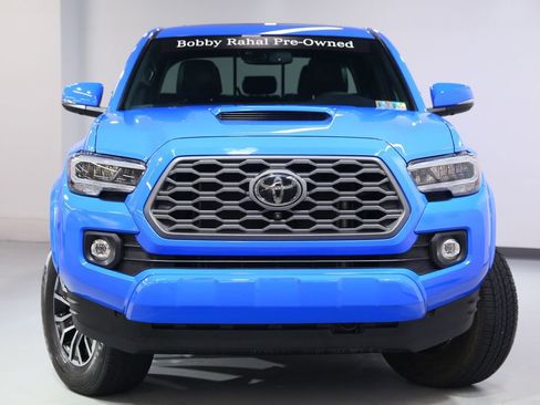 Used 2020 Toyota Tacoma TRD Sport w/ TRD Premium Sport Package AWD/4WD image 8