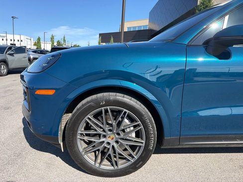 Used 2024 Porsche Cayenne AWD/4WD image 7