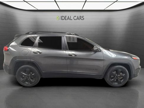 Used 2018 Jeep Cherokee Latitude w/ Altitude Package FWD image 4