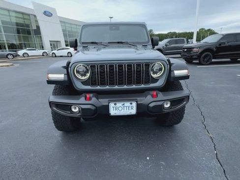 Used 2025 Jeep Wrangler Unlimited Rubicon AWD/4WD image 3