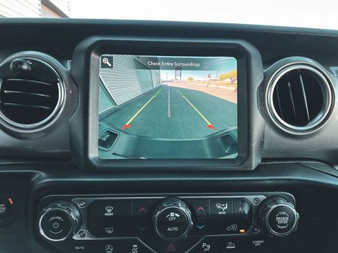Used 2020 Jeep Gladiator Overland AWD/4WD image 14