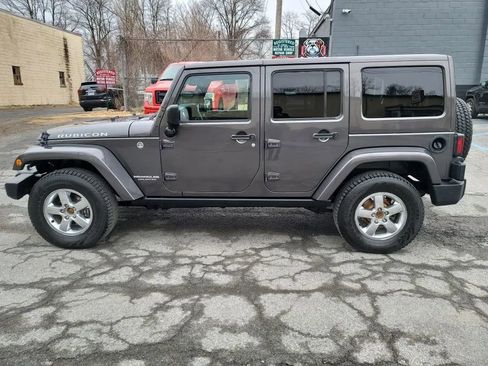 Used 2017 Jeep Wrangler Unlimited Rubicon w/ Connectivity Group AWD/4WD image 8