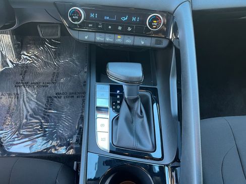 Used 2025 Hyundai Elantra SEL image 39