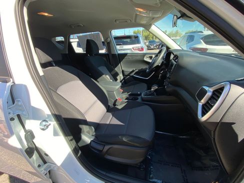 Used 2025 Kia Soul LX w/ LX Technology Package image 34